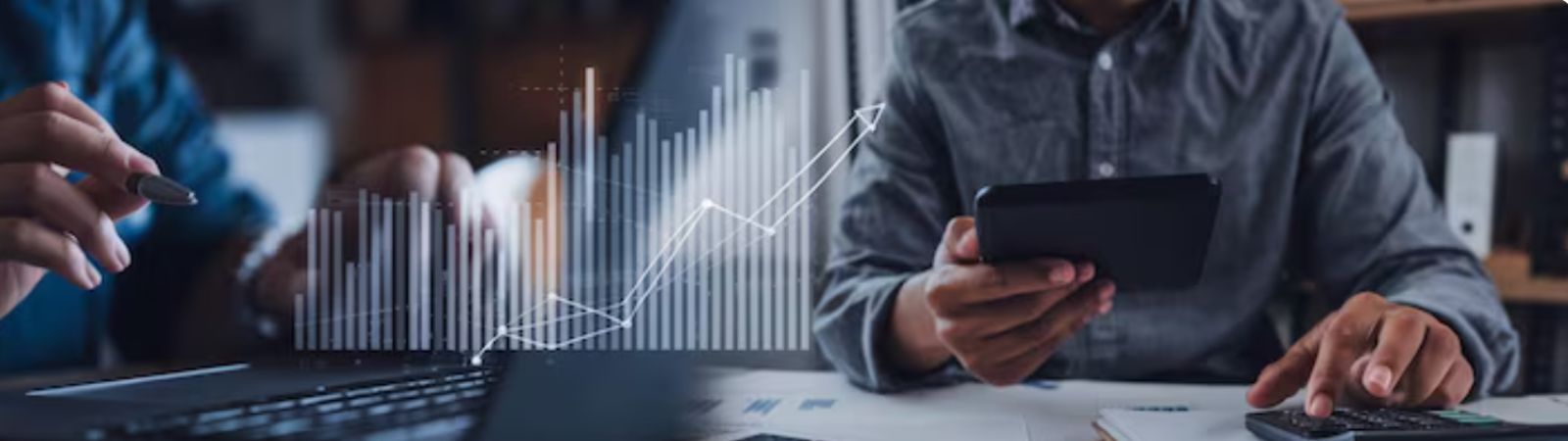 Dois profissionais em um ambiente de escritório analisam dados em um laptop e calculadora, com um gráfico holográfico de crescimento sobreposto à imagem, representando a análise de mercado.