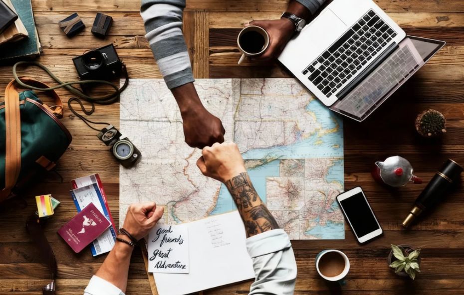 Infográfico técnico exibindo um gráfico de linhas que demonstra as oscilações da demanda turística entre períodos de alta e baixa temporada correlacionados com a capacidade de oferta do destino.