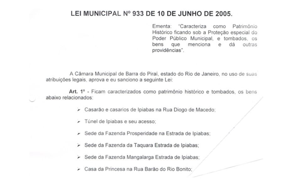 Fotografia de um documento oficial impresso intitulado Lei Municipal número novecentos e trinta e três de dez de junho de dois mil e cinco. O texto estabelece a proteção especial do poder público municipal e o tombamento de bens históricos, listando entre eles a Casa da Princesa na Rua Barão do Rio Bonito.