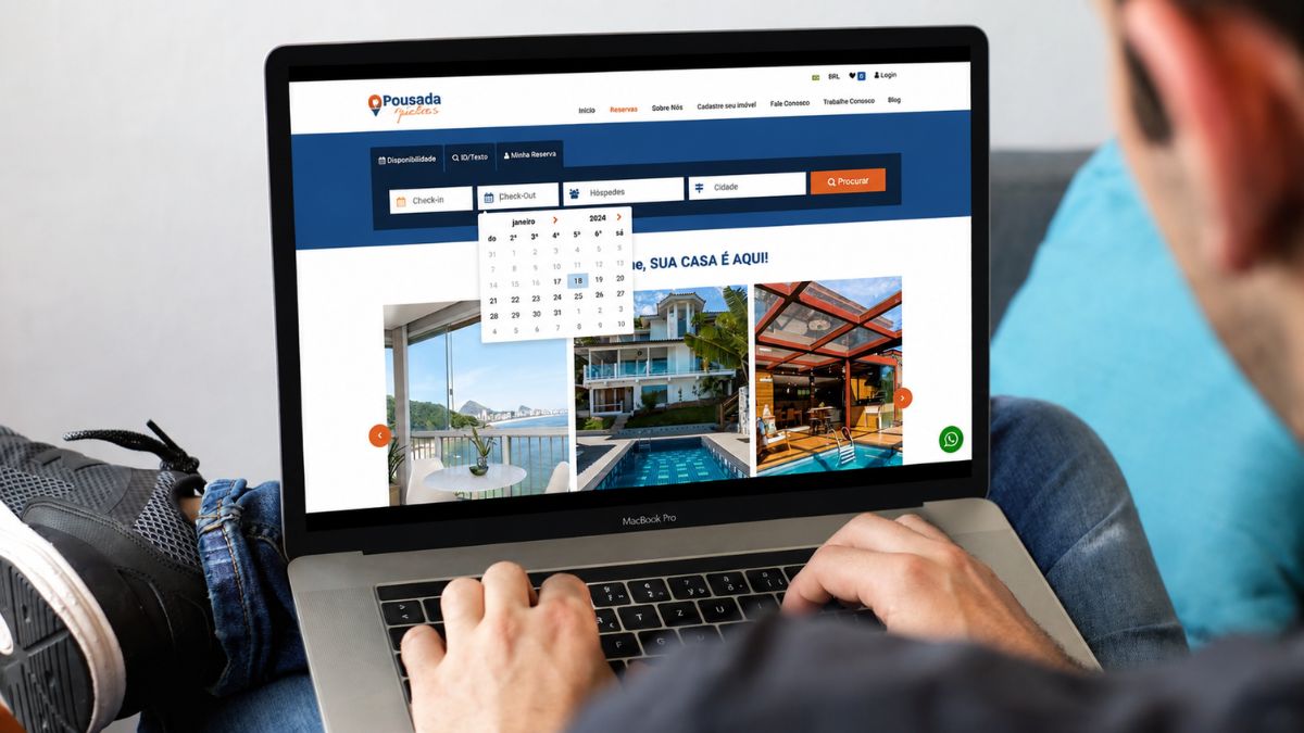 Pessoa usando um MacBook Pro em ambiente confortável, acessando sistema de reservas de hospedagem com calendário e opções de busca.