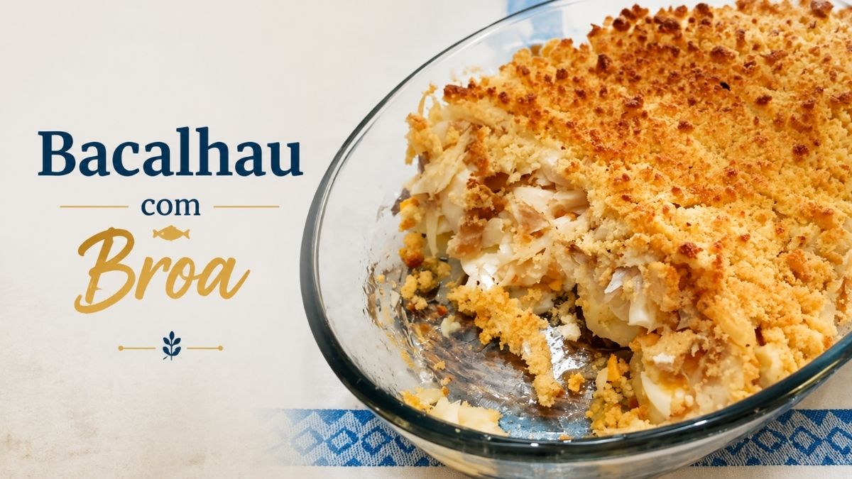 Bacalhau com broa tradicional servido numa travessa de vidro com lascas de peixe macias e crosta de broa de milho gratinada e dourada.