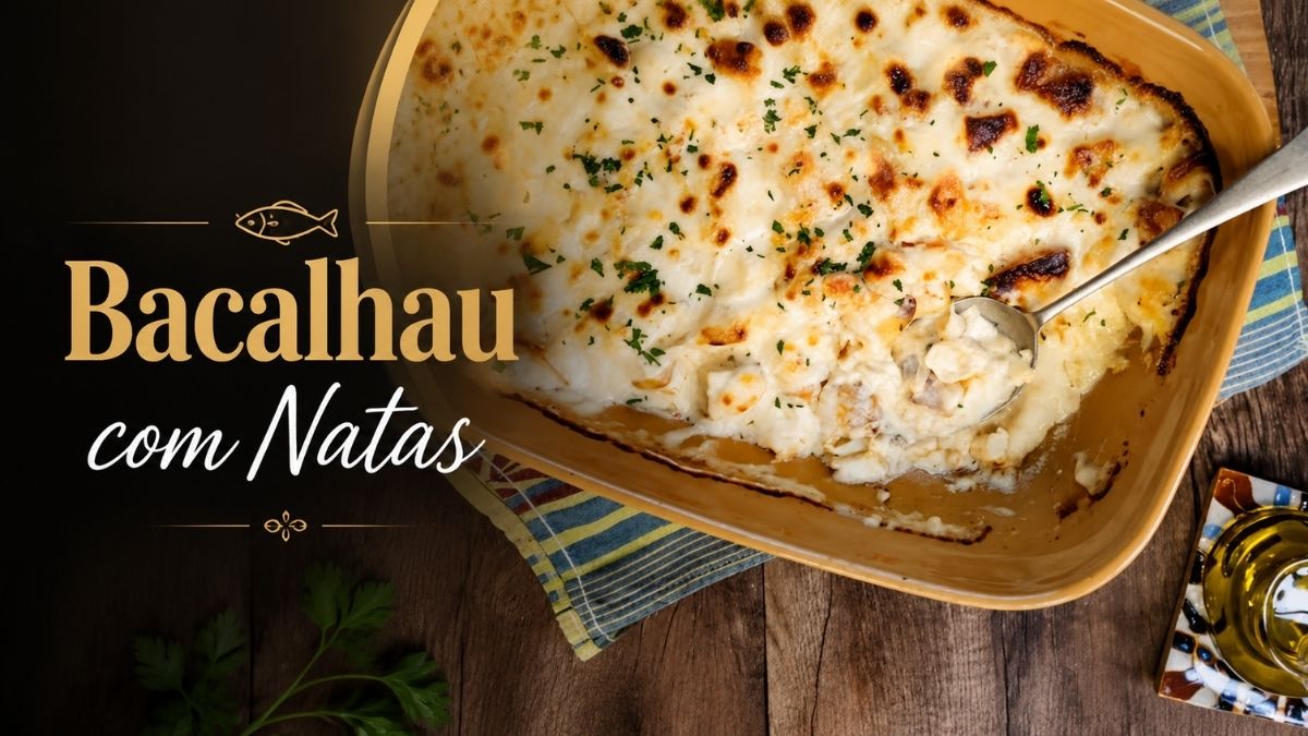Prato de bacalhau com natas gratinado servido numa assadeira cerâmica com crosta dourada e colher de servir, acompanhado por azeite sobre mesa de madeira.