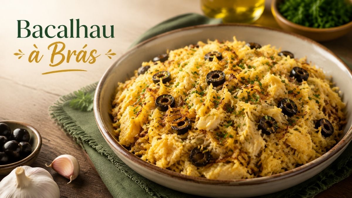Prato de Bacalhau à Brás tradicional português envolvido em ovos cremosos, batata palha fina, salsinha fresca e decorado com azeitonas pretas sobre mesa de madeira.