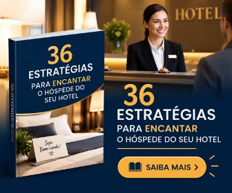 Livro digital 36 estratégias para encantar o hóspede do seu hotel ao lado de recepcionista sorridente atendendo cliente no balcão da recepção.