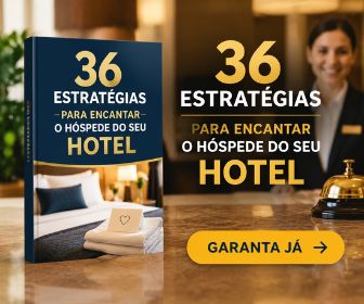Livro digital 36 estratégias para encantar o hóspede do seu hotel ao lado de recepcionista sorridente e sineta dourada no balcão da recepção.