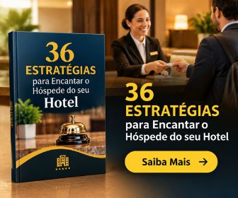 Livro digital 36 estratégias para encantar o hóspede do seu hotel ao lado de recepcionista atendendo cliente no balcão da recepção.
