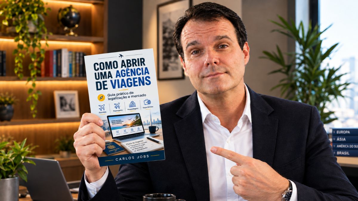 Carlos Jobs vestindo blazer escuro e camisa branca, segurando e apontando para a capa do livro Como Abrir Uma Agência de Viagens.