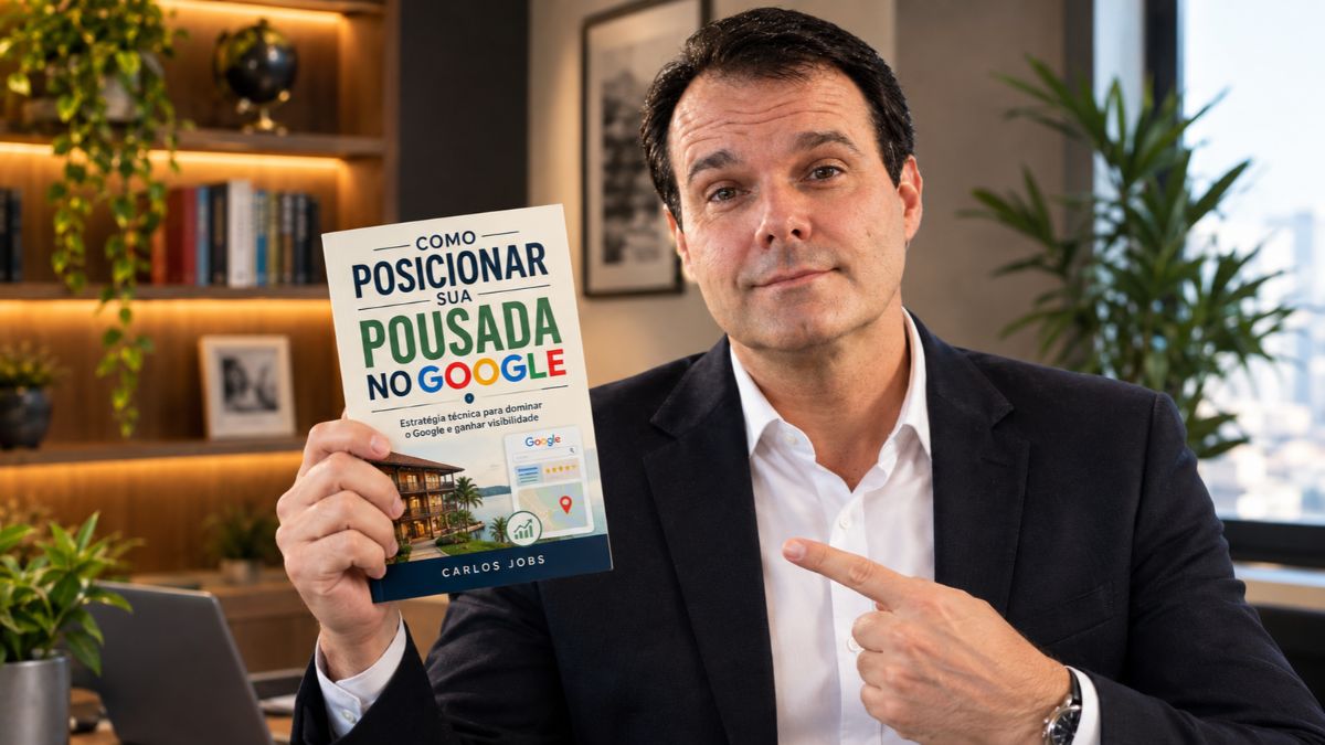 Carlos Jobs vestindo blazer escuro e camisa branca, segurando e apontando para a capa do seu livro sobre posicionamento de pousadas no Google.
