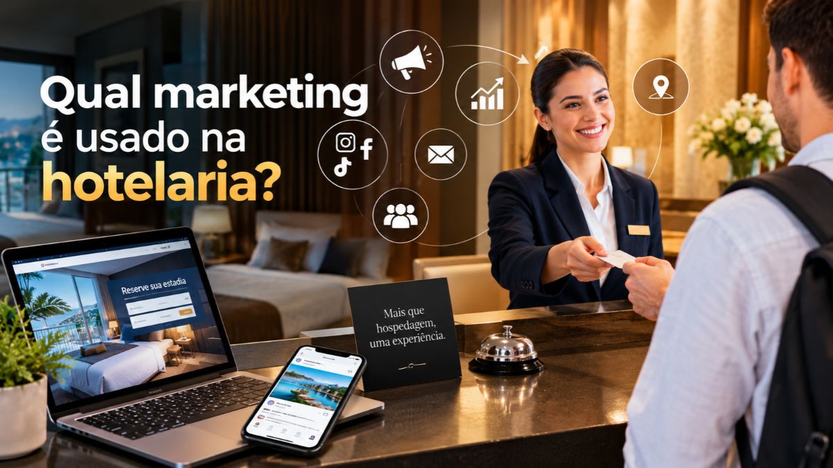 Recepcionista de hotel sorridente entregando cartão de quarto a hóspede em balcão moderno. O texto sobreposto 'Qual marketing é usado na hotelaria?' está no topo. Ícones flutuantes de marketing digital megafone redes sociais localização envolvem a cena. Laptop exibe site de reservas e smartphone mostra feed de rede social no balcão com pequeno letreiro.
