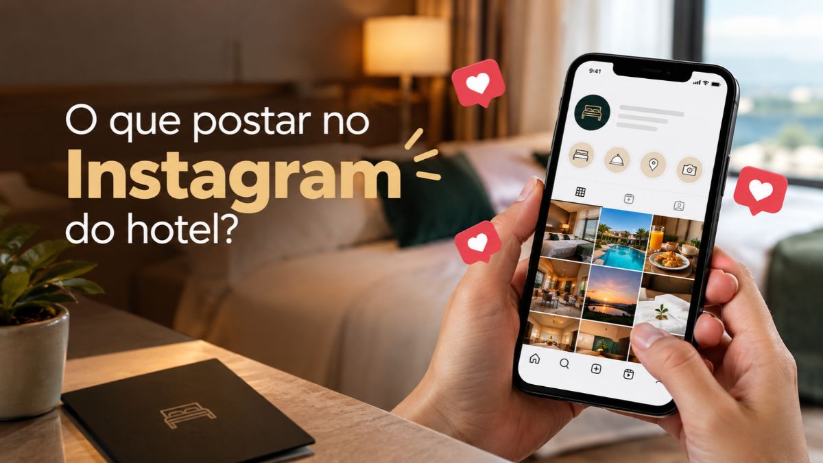 Mãos segurando um smartphone que exibe um feed do Instagram com fotos de hotel, piscina, gastronomia e quartos, acompanhado do texto O que postar no Instagram do hotel sobre fundo de quarto aconchegante.