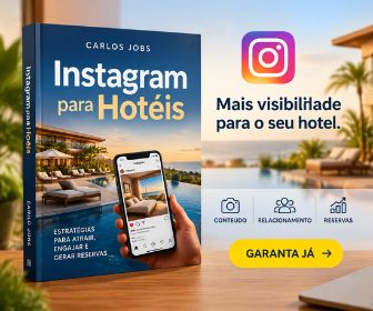 Banner promocional do livro Instagram para Hotéis de Carlos Jobs posicionado sobre mesa de madeira com fundo de hotel tropical ao lado do texto Mais visibilidade para o seu hotel e botão Garanta já.